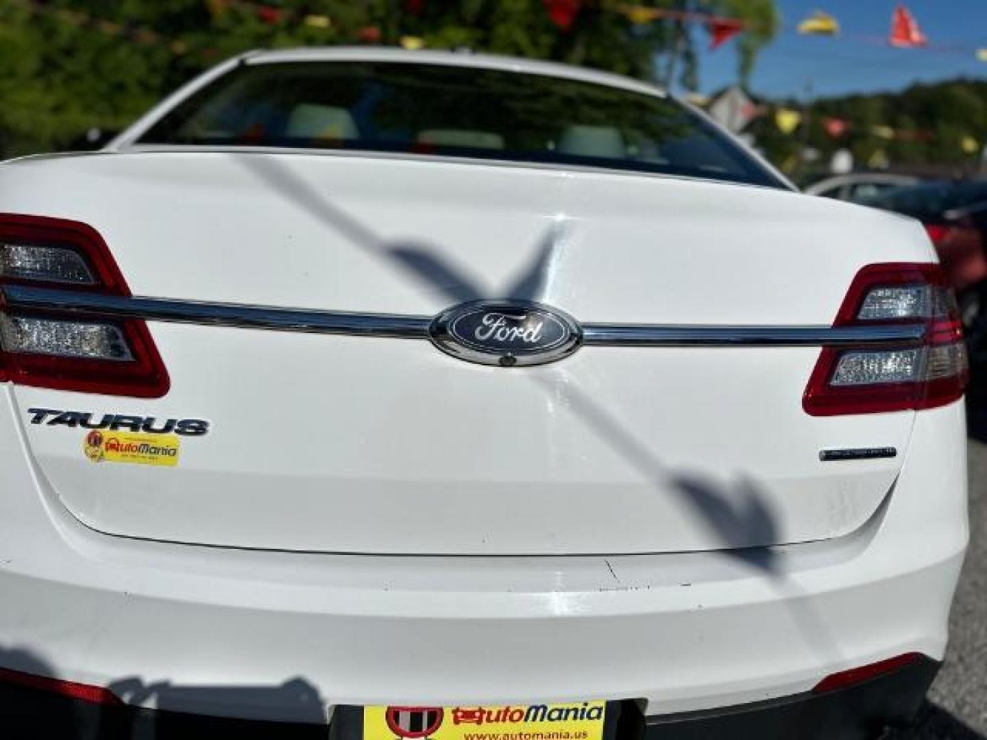 2016 WHITE Ford Taurus SE FWD (1FAHP2D88GG) with an 3.5L V6 DOHC 24V engine, 6-Speed Automatic transmission, located at 1806 Veterans Memorial Hwy SW, Austell, GA, 30168, (770) 944-9558, 33.817959, -84.606987 - Photo#20