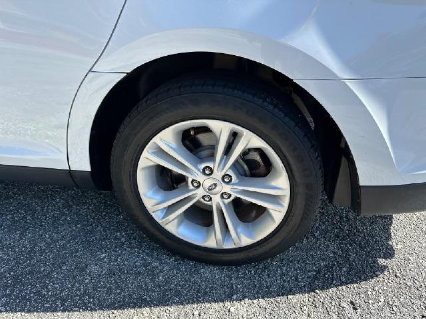 2016 WHITE Ford Taurus SE FWD (1FAHP2D88GG) with an 3.5L V6 DOHC 24V engine, 6-Speed Automatic transmission, located at 1806 Veterans Memorial Hwy SW, Austell, GA, 30168, (770) 944-9558, 33.817959, -84.606987 - Photo#23