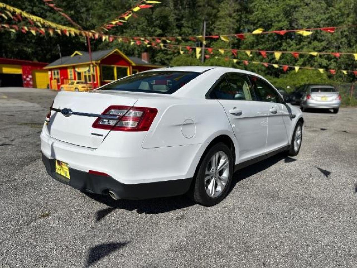 2016 WHITE Ford Taurus SE FWD (1FAHP2D88GG) with an 3.5L V6 DOHC 24V engine, 6-Speed Automatic transmission, located at 1806 Veterans Memorial Hwy SW, Austell, GA, 30168, (770) 944-9558, 33.817959, -84.606987 - Photo#4