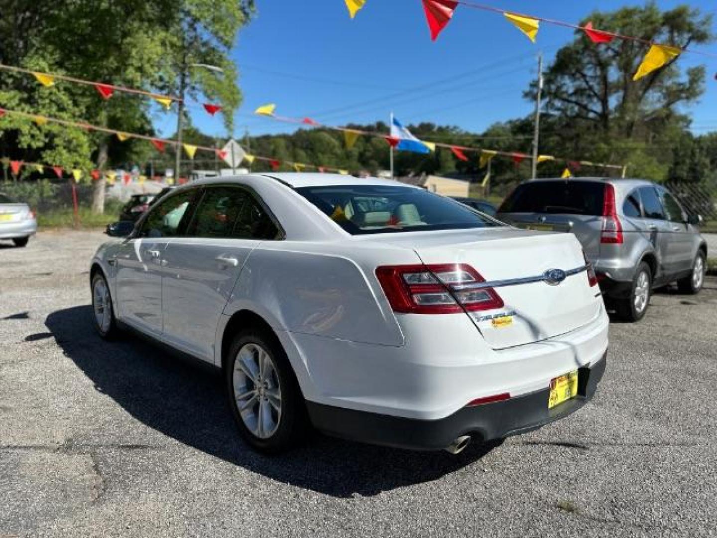 2016 WHITE Ford Taurus SE FWD (1FAHP2D88GG) with an 3.5L V6 DOHC 24V engine, 6-Speed Automatic transmission, located at 1806 Veterans Memorial Hwy SW, Austell, GA, 30168, (770) 944-9558, 33.817959, -84.606987 - Photo#6