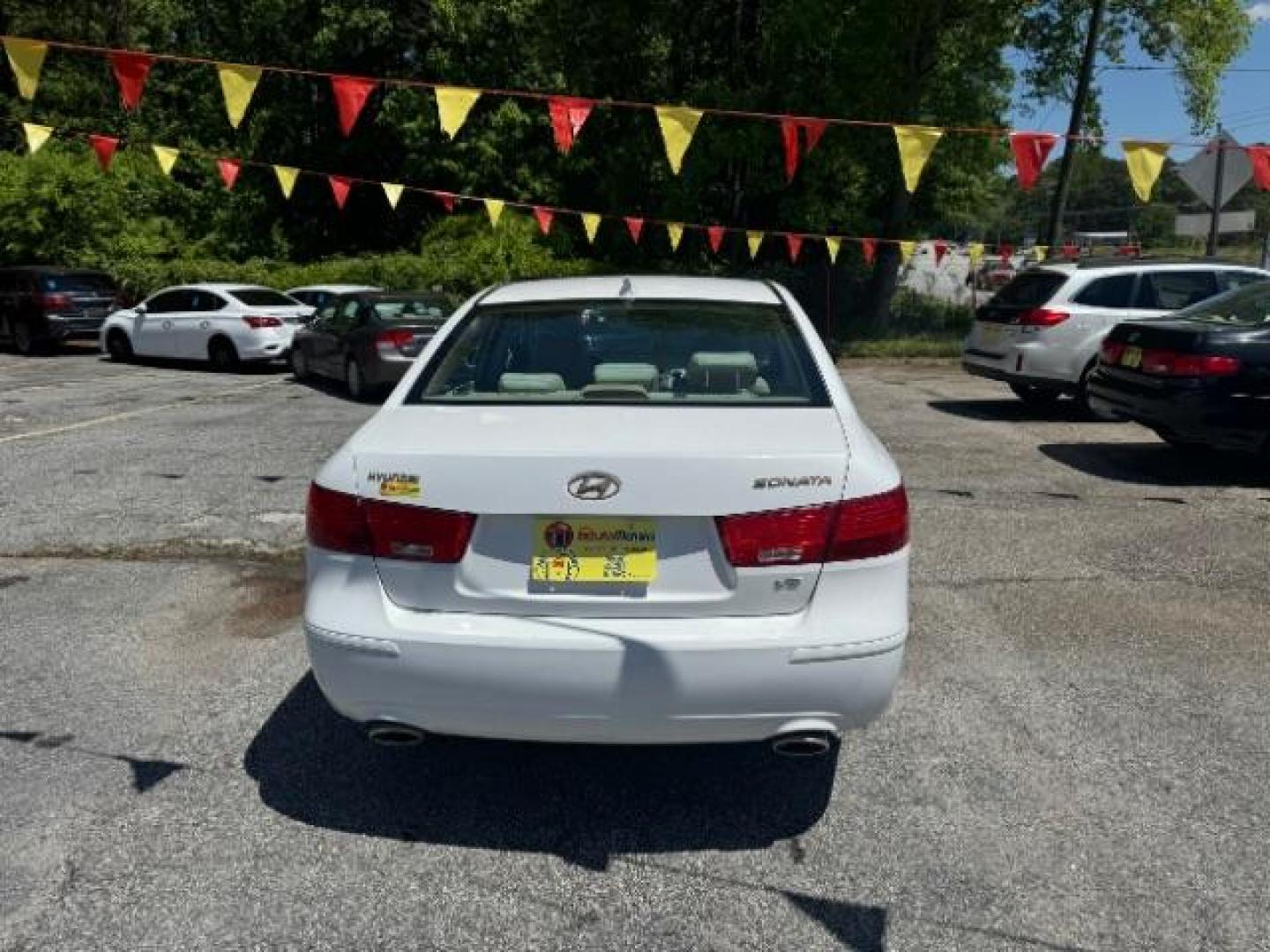 2009 White Hyundai Sonata GLS V6 (5NPET46F69H) with an 3.3L V6 DOHC 24V engine, 5-Speed Automatic transmission, located at 1806 Veterans Memorial Hwy SW, Austell, GA, 30168, (770) 944-9558, 33.817959, -84.606987 - Photo#4