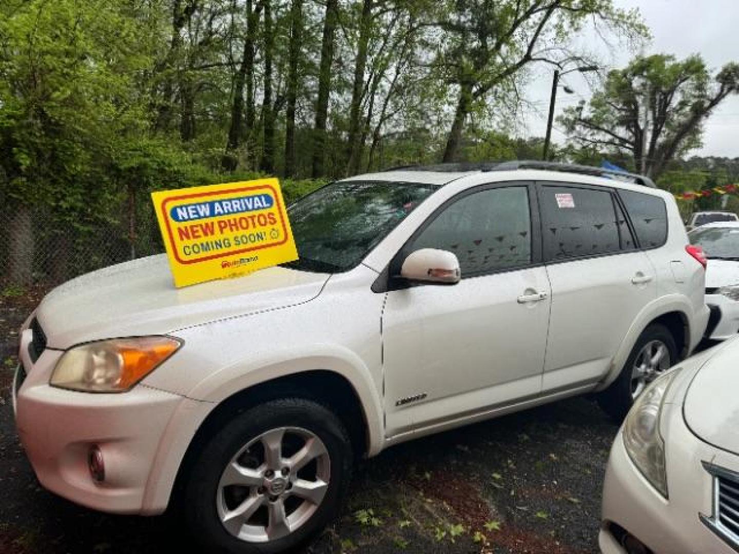 2009 White Toyota RAV4 Limited I4 2WD (JTMZF31V895) with an 2.4L L4 DOHC 16V engine, 4-Speed Automatic transmission, located at 1806 Veterans Memorial Hwy SW, Austell, GA, 30168, (770) 944-9558, 33.817959, -84.606987 - Photo#0