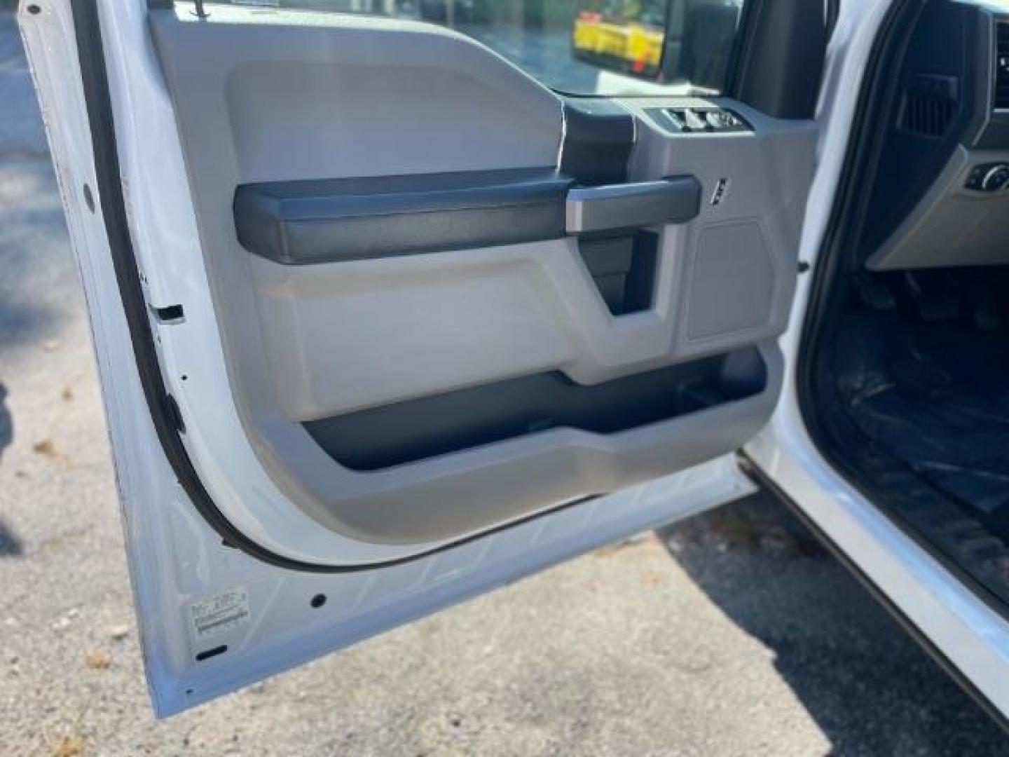 2015 White Ford F-150 XLT SuperCrew 5.5-ft. Bed 2WD (1FTEW1CF3FF) with an 5.0L V8 engine, 6-Speed Automatic transmission, located at 1806 Veterans Memorial Hwy SW, Austell, GA, 30168, (770) 944-9558, 33.817959, -84.606987 - Photo#12