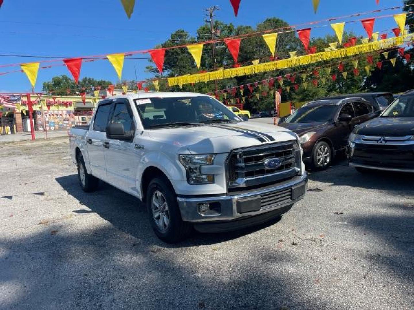 2015 White Ford F-150 XLT SuperCrew 5.5-ft. Bed 2WD (1FTEW1CF3FF) with an 5.0L V8 engine, 6-Speed Automatic transmission, located at 1806 Veterans Memorial Hwy SW, Austell, GA, 30168, (770) 944-9558, 33.817959, -84.606987 - Photo#3