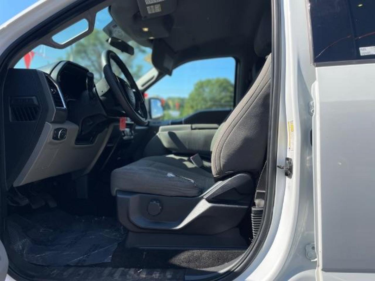 2015 White Ford F-150 XLT SuperCrew 5.5-ft. Bed 2WD (1FTEW1CF3FF) with an 5.0L V8 engine, 6-Speed Automatic transmission, located at 1806 Veterans Memorial Hwy SW, Austell, GA, 30168, (770) 944-9558, 33.817959, -84.606987 - Photo#8