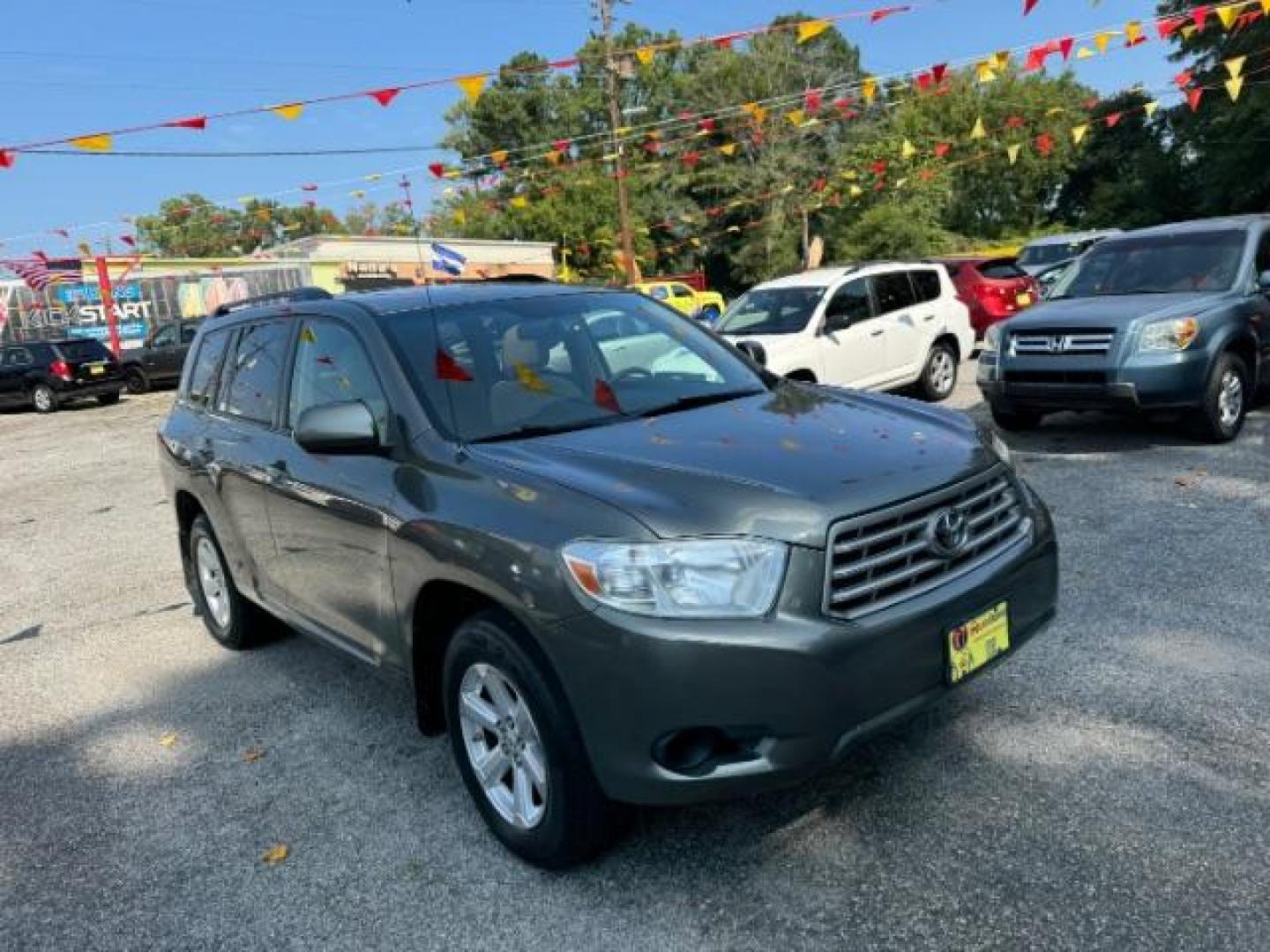 2008 Gray Toyota Highlander Base 4WD (JTEES41A582) with an 3.5L V6 DOHC 24V engine, 5-Speed Automatic transmission, located at 1806 Veterans Memorial Hwy SW, Austell, GA, 30168, (770) 944-9558, 33.817959, -84.606987 - Photo#2