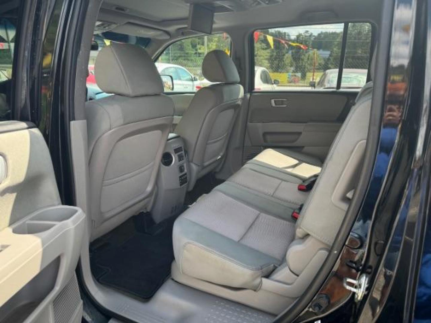 2015 Black Honda Pilot SE 4WD (5FNYF4H32FB) with an 3.5L V6 SOHC 24V engine, 5-Speed Automatic transmission, located at 1806 Veterans Memorial Hwy SW, Austell, GA, 30168, (770) 944-9558, 33.817959, -84.606987 - Photo#9