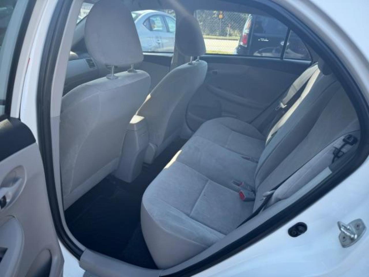 2012 White Toyota Camry SE (4T1BF1FK7CU) with an 2.5L L4 DOHC 16V engine, 6-Speed Automatic transmission, located at 1806 Veterans Memorial Hwy SW, Austell, GA, 30168, (770) 944-9558, 33.817959, -84.606987 - Photo#9