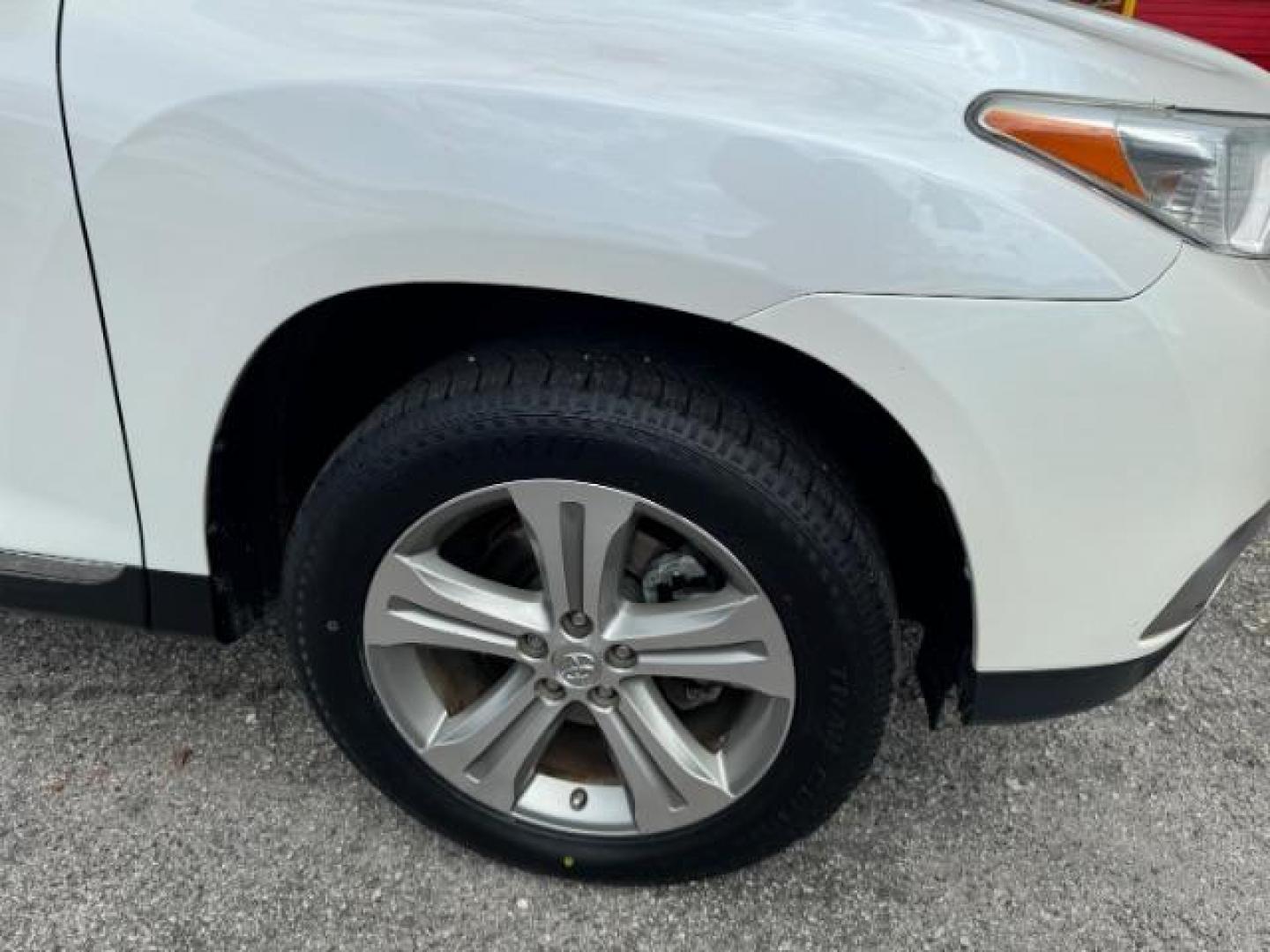 2012 White Toyota Highlander Limited 4WD (5TDDK3EH9CS) with an 3.5L V6 DOHC 24V engine, 5-Speed Automatic transmission, located at 1806 Veterans Memorial Hwy SW, Austell, GA, 30168, (770) 944-9558, 33.817959, -84.606987 - Photo#23