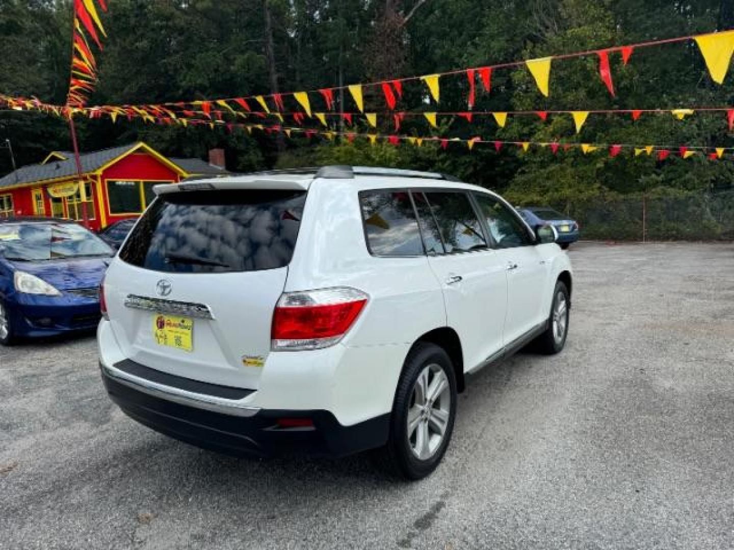 2012 White Toyota Highlander Limited 4WD (5TDDK3EH9CS) with an 3.5L V6 DOHC 24V engine, 5-Speed Automatic transmission, located at 1806 Veterans Memorial Hwy SW, Austell, GA, 30168, (770) 944-9558, 33.817959, -84.606987 - Photo#3