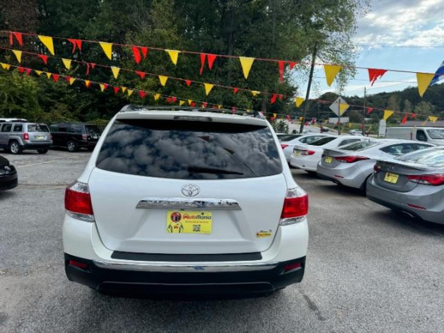 2012 White Toyota Highlander Limited 4WD (5TDDK3EH9CS) with an 3.5L V6 DOHC 24V engine, 5-Speed Automatic transmission, located at 1806 Veterans Memorial Hwy SW, Austell, GA, 30168, (770) 944-9558, 33.817959, -84.606987 - Photo#4