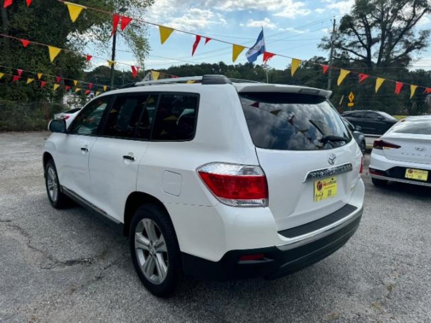 2012 White Toyota Highlander Limited 4WD (5TDDK3EH9CS) with an 3.5L V6 DOHC 24V engine, 5-Speed Automatic transmission, located at 1806 Veterans Memorial Hwy SW, Austell, GA, 30168, (770) 944-9558, 33.817959, -84.606987 - Photo#5