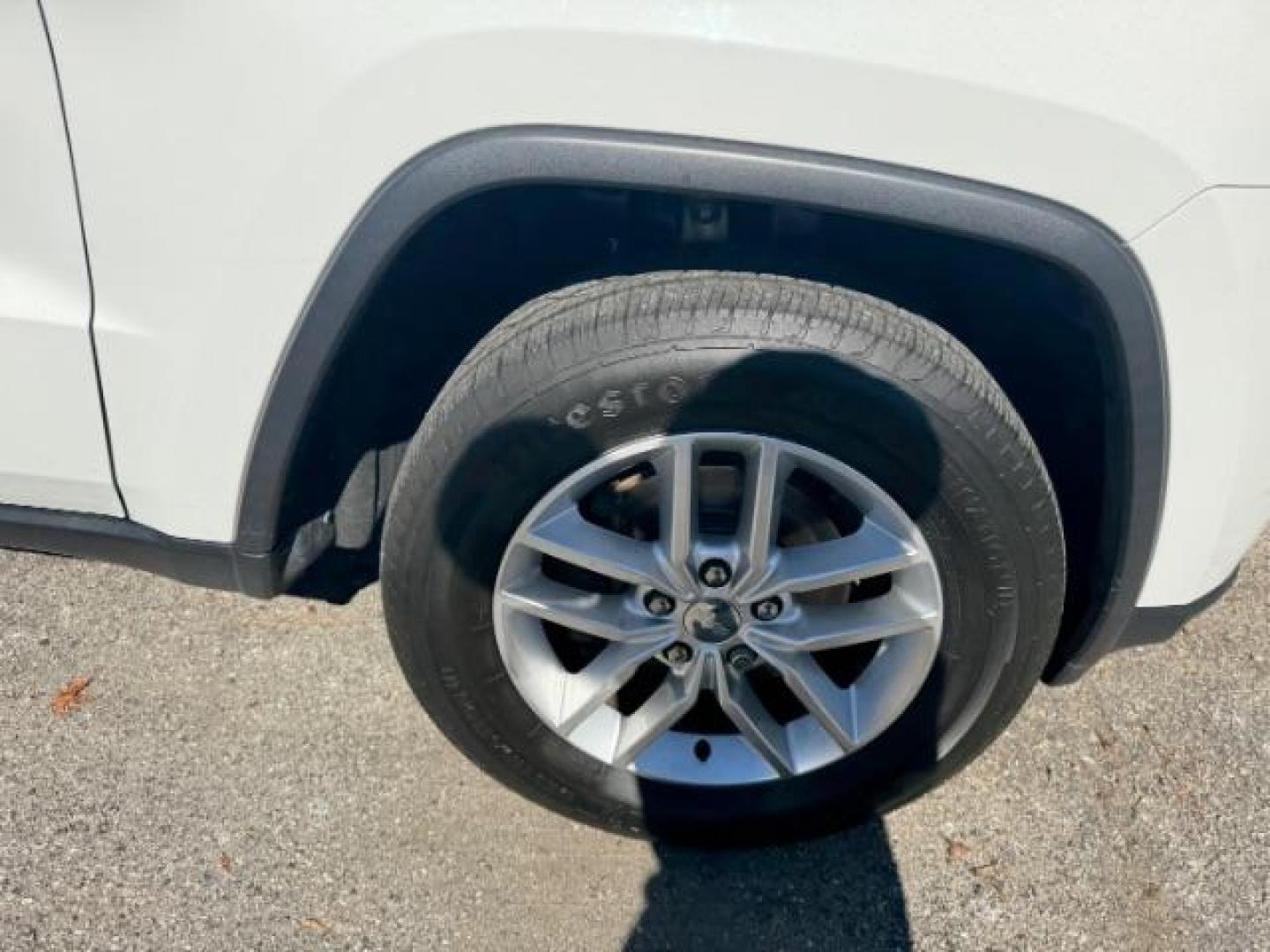 2017 White Jeep Grand Cherokee Laredo 4WD (1C4RJFAG0HC) with an 3.6L V6 DOHC 24V engine, 8-Speed Automatic transmission, located at 1806 Veterans Memorial Hwy SW, Austell, GA, 30168, (770) 944-9558, 33.817959, -84.606987 - Photo#19