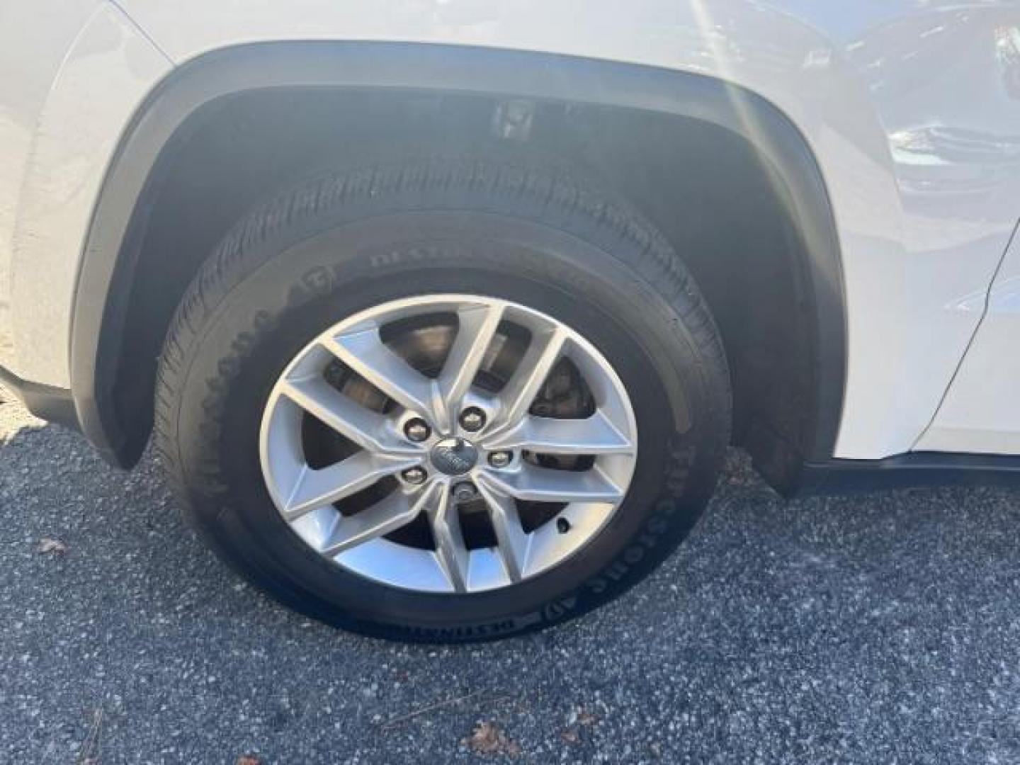 2017 White Jeep Grand Cherokee Laredo 4WD (1C4RJFAG0HC) with an 3.6L V6 DOHC 24V engine, 8-Speed Automatic transmission, located at 1806 Veterans Memorial Hwy SW, Austell, GA, 30168, (770) 944-9558, 33.817959, -84.606987 - Photo#20