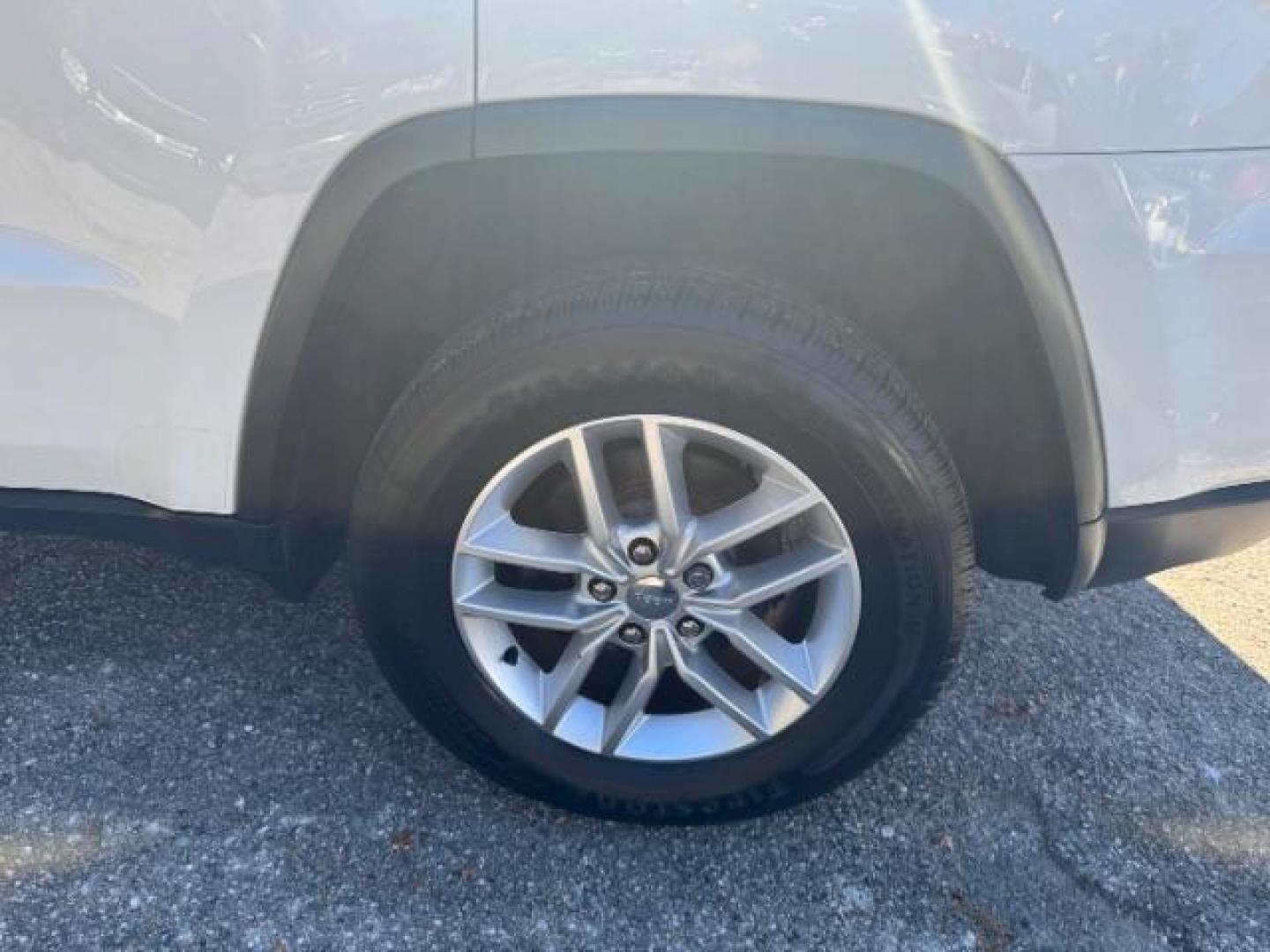 2017 White Jeep Grand Cherokee Laredo 4WD (1C4RJFAG0HC) with an 3.6L V6 DOHC 24V engine, 8-Speed Automatic transmission, located at 1806 Veterans Memorial Hwy SW, Austell, GA, 30168, (770) 944-9558, 33.817959, -84.606987 - Photo#22