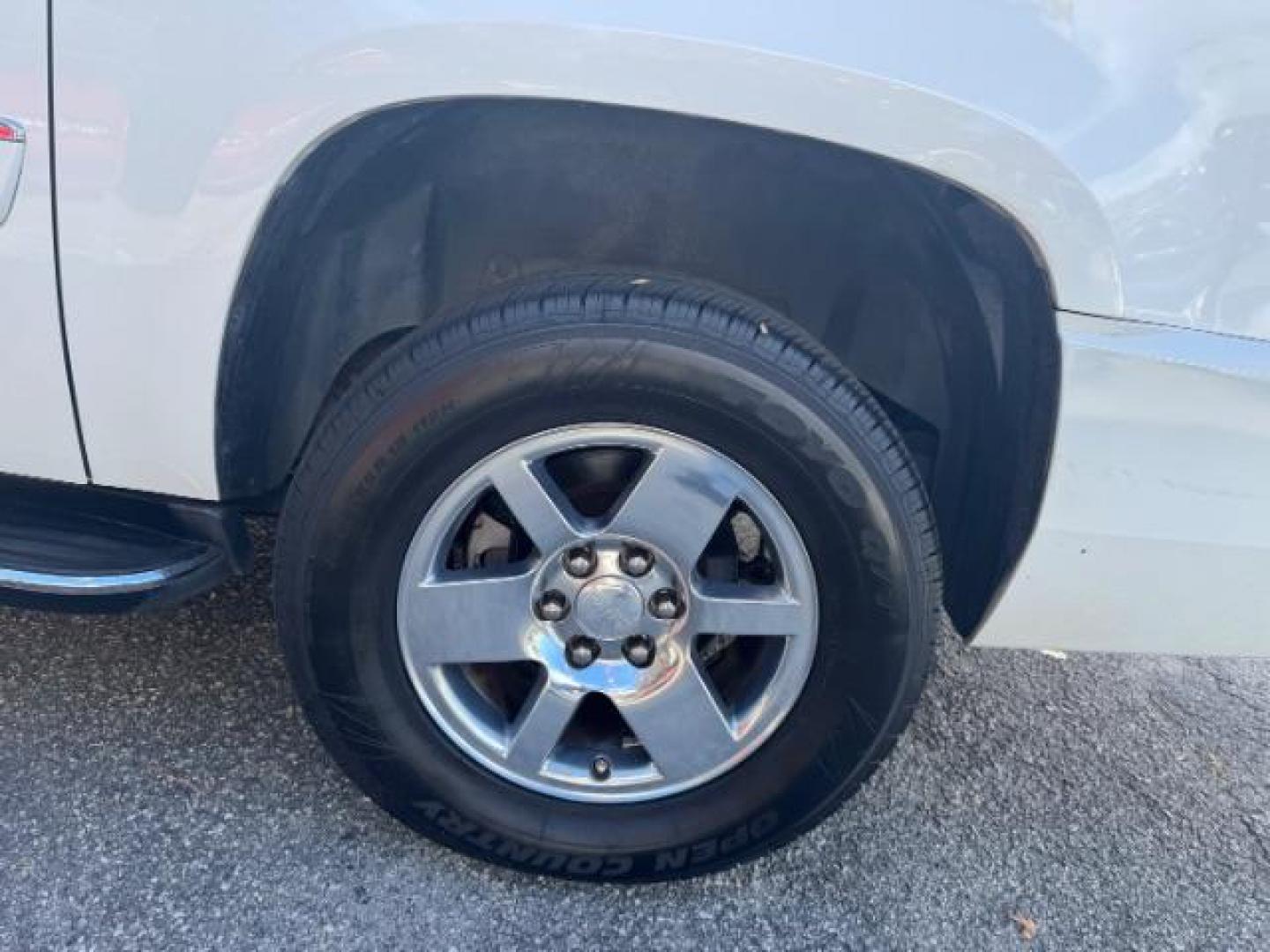 2007 White GMC Yukon Denali XL AWD (1GKFK66887J) with an 6.2L V8 OHV 16V engine, 4-Speed Automatic transmission, located at 1806 Veterans Memorial Hwy SW, Austell, GA, 30168, (770) 944-9558, 33.817959, -84.606987 - Photo#27