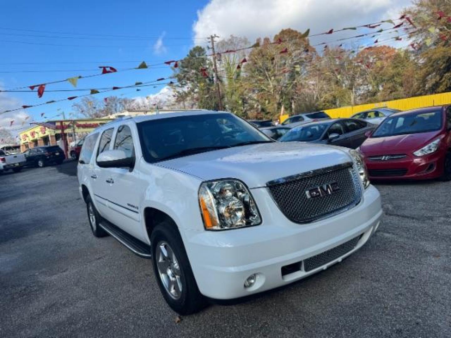 2007 White GMC Yukon Denali XL AWD (1GKFK66887J) with an 6.2L V8 OHV 16V engine, 4-Speed Automatic transmission, located at 1806 Veterans Memorial Hwy SW, Austell, GA, 30168, (770) 944-9558, 33.817959, -84.606987 - Photo#2