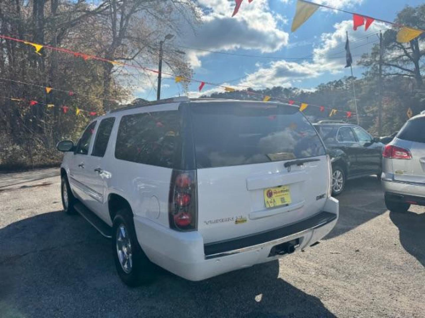 2007 White GMC Yukon Denali XL AWD (1GKFK66887J) with an 6.2L V8 OHV 16V engine, 4-Speed Automatic transmission, located at 1806 Veterans Memorial Hwy SW, Austell, GA, 30168, (770) 944-9558, 33.817959, -84.606987 - Photo#5