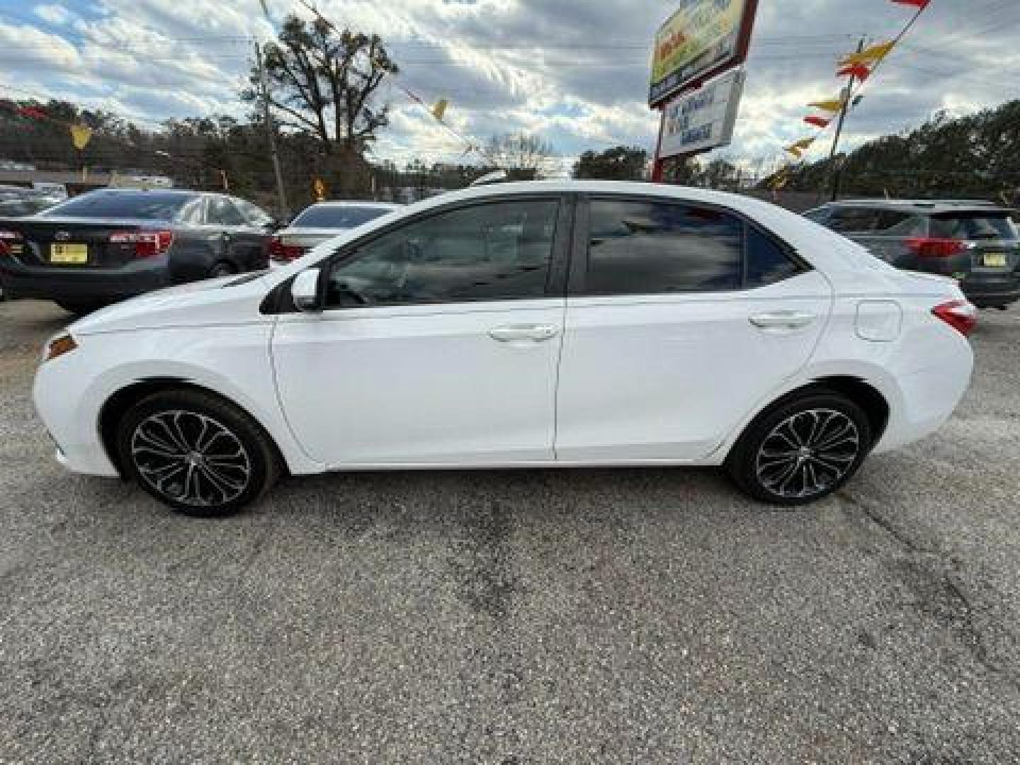 2014 White Toyota Corolla LE CVT (2T1BURHE1EC) with an 1.8L L4 DOHC 16V engine, Continuously Variable Transmission transmission, located at 1806 Veterans Memorial Hwy SW, Austell, GA, 30168, (770) 944-9558, 33.817959, -84.606987 - Photo#1