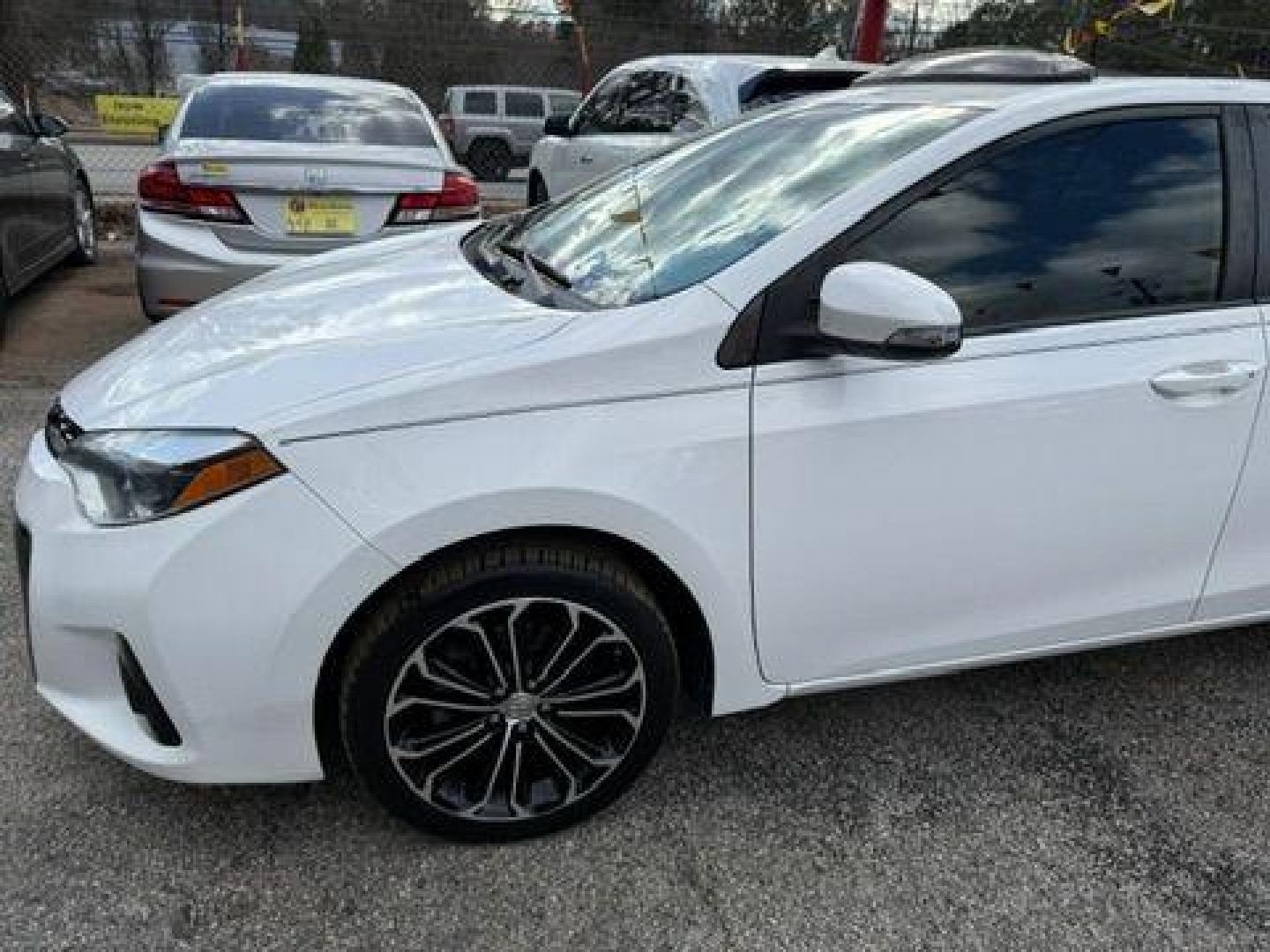 2014 White Toyota Corolla LE CVT (2T1BURHE1EC) with an 1.8L L4 DOHC 16V engine, Continuously Variable Transmission transmission, located at 1806 Veterans Memorial Hwy SW, Austell, GA, 30168, (770) 944-9558, 33.817959, -84.606987 - Photo#2