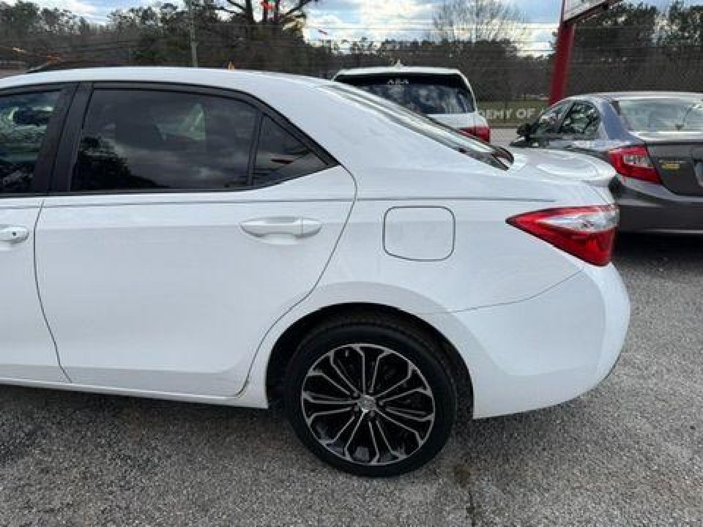 2014 White Toyota Corolla LE CVT (2T1BURHE1EC) with an 1.8L L4 DOHC 16V engine, Continuously Variable Transmission transmission, located at 1806 Veterans Memorial Hwy SW, Austell, GA, 30168, (770) 944-9558, 33.817959, -84.606987 - Photo#3