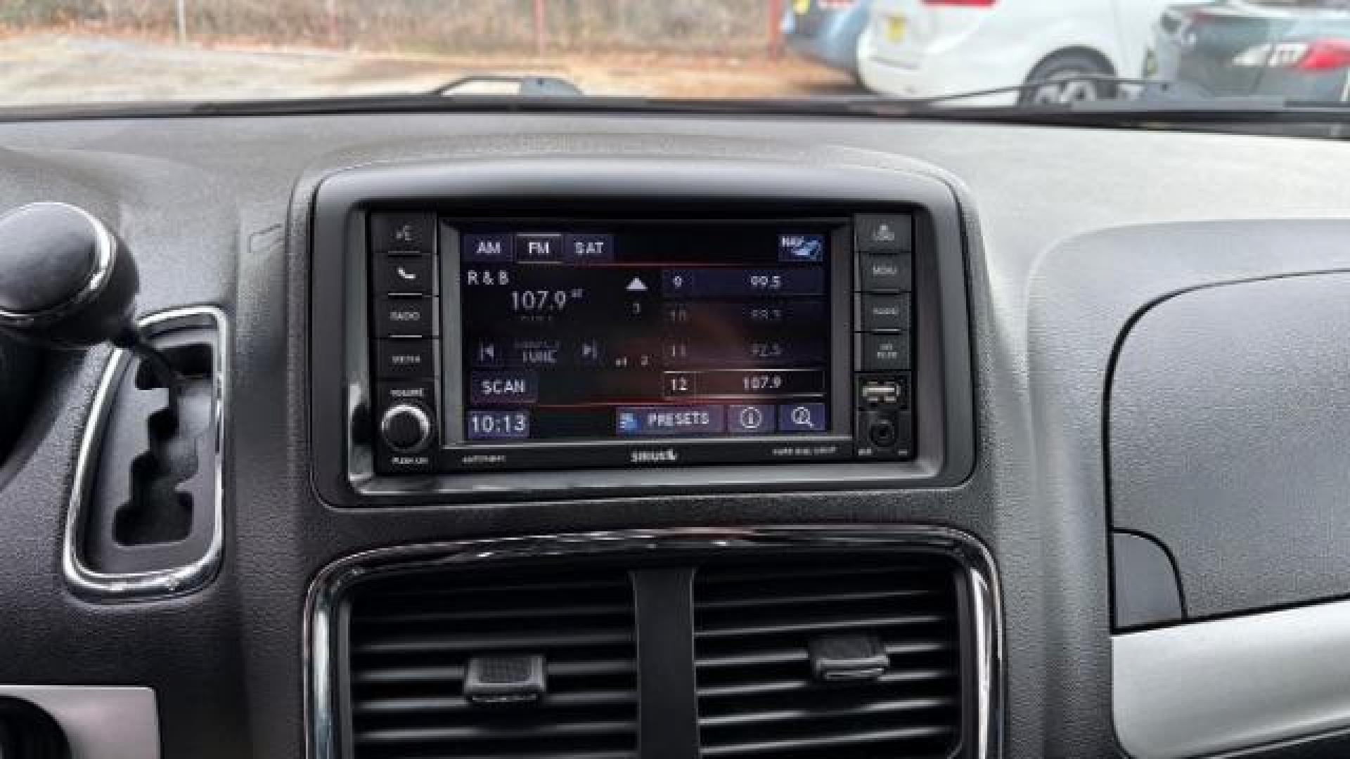 2019 White Dodge Grand Caravan GT (2C4RDGEG0KR) with an 3.6L V6 DOHC 24V engine, 6-Speed Automatic transmission, located at 1806 Veterans Memorial Hwy SW, Austell, GA, 30168, (770) 944-9558, 33.817959, -84.606987 - Photo#16