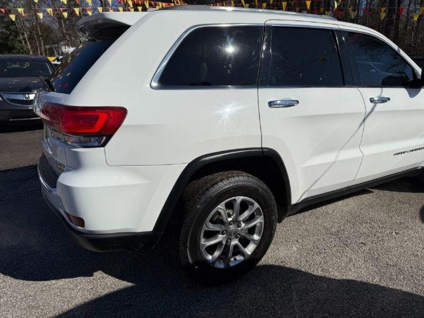 2016 White Jeep Grand Cherokee Limited 2WD (1C4RJEBG9GC) with an 3.6L V6 DOHC 24V engine, 8-Speed Automatic transmission, located at 1806 Veterans Memorial Hwy SW, Austell, GA, 30168, (770) 944-9558, 33.817959, -84.606987 - Photo#9