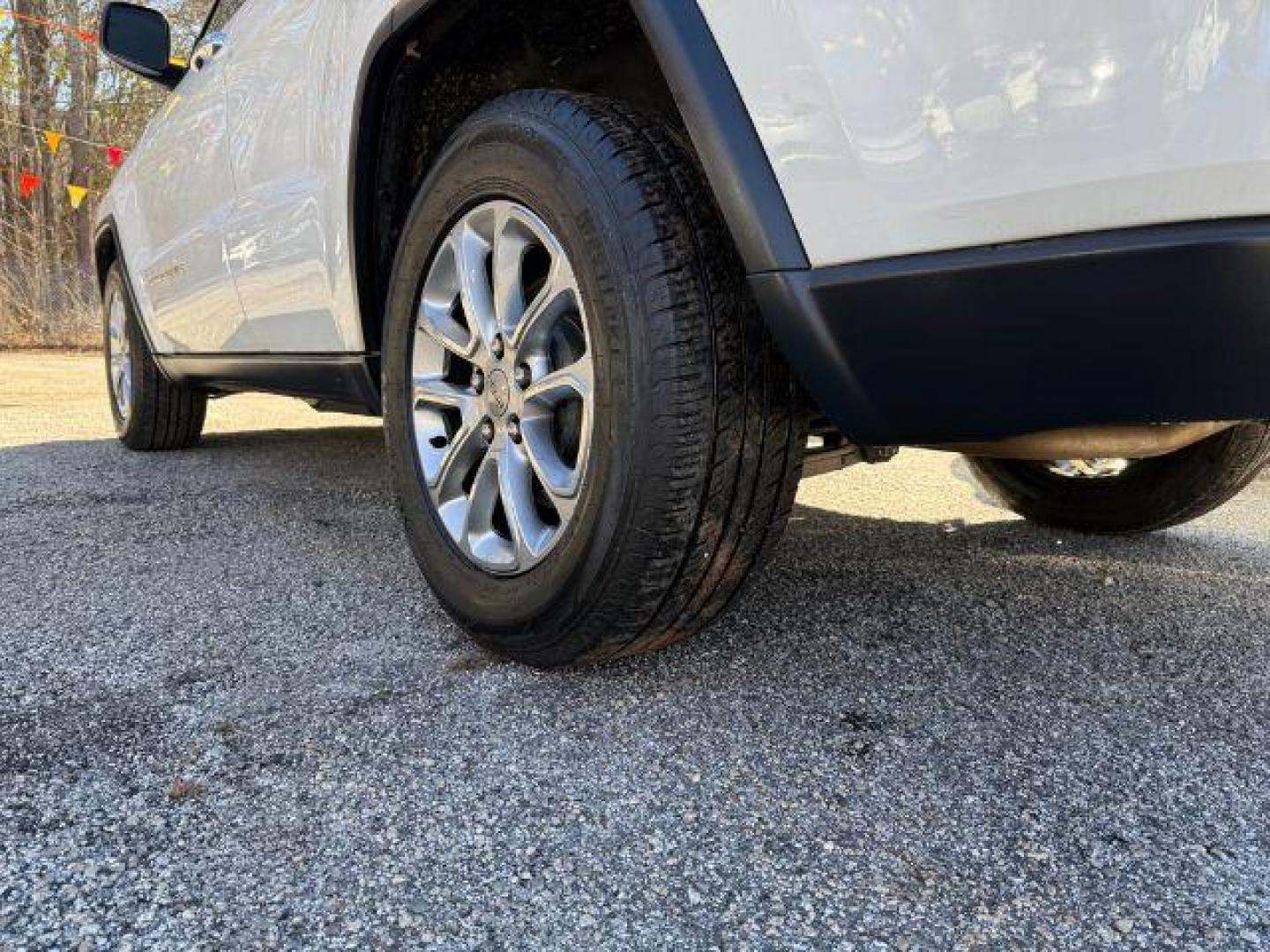 2016 White Jeep Grand Cherokee Limited 2WD (1C4RJEBG9GC) with an 3.6L V6 DOHC 24V engine, 8-Speed Automatic transmission, located at 1806 Veterans Memorial Hwy SW, Austell, GA, 30168, (770) 944-9558, 33.817959, -84.606987 - Photo#16