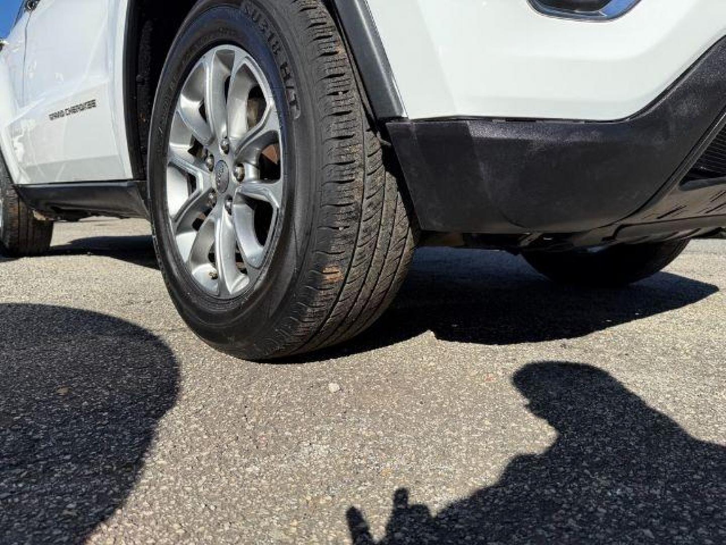 2016 White Jeep Grand Cherokee Limited 2WD (1C4RJEBG9GC) with an 3.6L V6 DOHC 24V engine, 8-Speed Automatic transmission, located at 1806 Veterans Memorial Hwy SW, Austell, GA, 30168, (770) 944-9558, 33.817959, -84.606987 - Photo#18