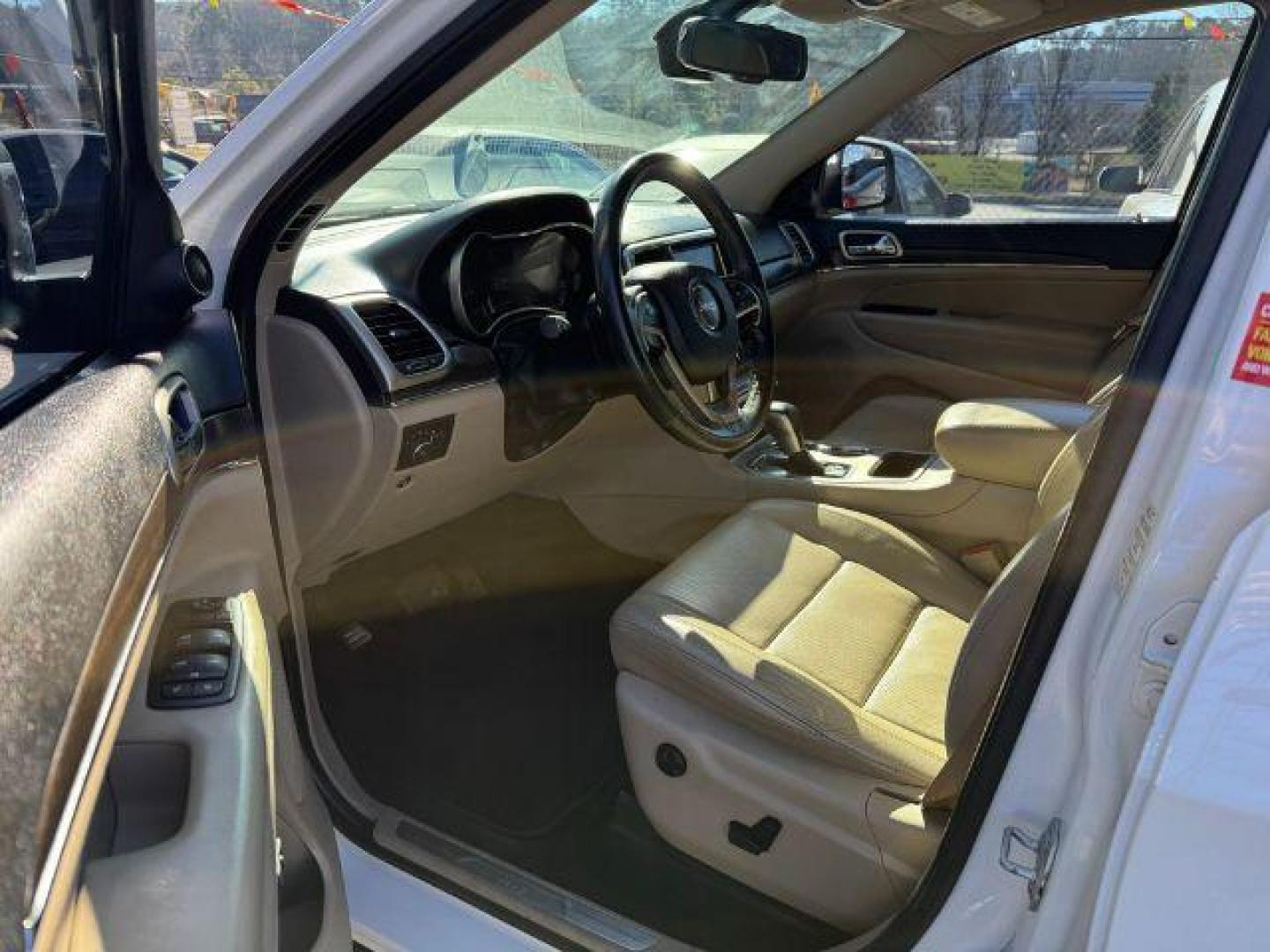 2016 White Jeep Grand Cherokee Limited 2WD (1C4RJEBG9GC) with an 3.6L V6 DOHC 24V engine, 8-Speed Automatic transmission, located at 1806 Veterans Memorial Hwy SW, Austell, GA, 30168, (770) 944-9558, 33.817959, -84.606987 - Photo#19