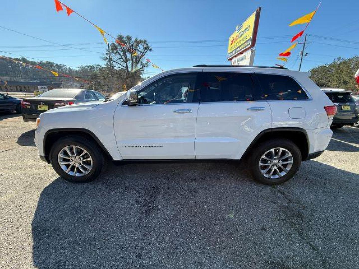 2016 White Jeep Grand Cherokee Limited 2WD (1C4RJEBG9GC) with an 3.6L V6 DOHC 24V engine, 8-Speed Automatic transmission, located at 1806 Veterans Memorial Hwy SW, Austell, GA, 30168, (770) 944-9558, 33.817959, -84.606987 - Photo#2