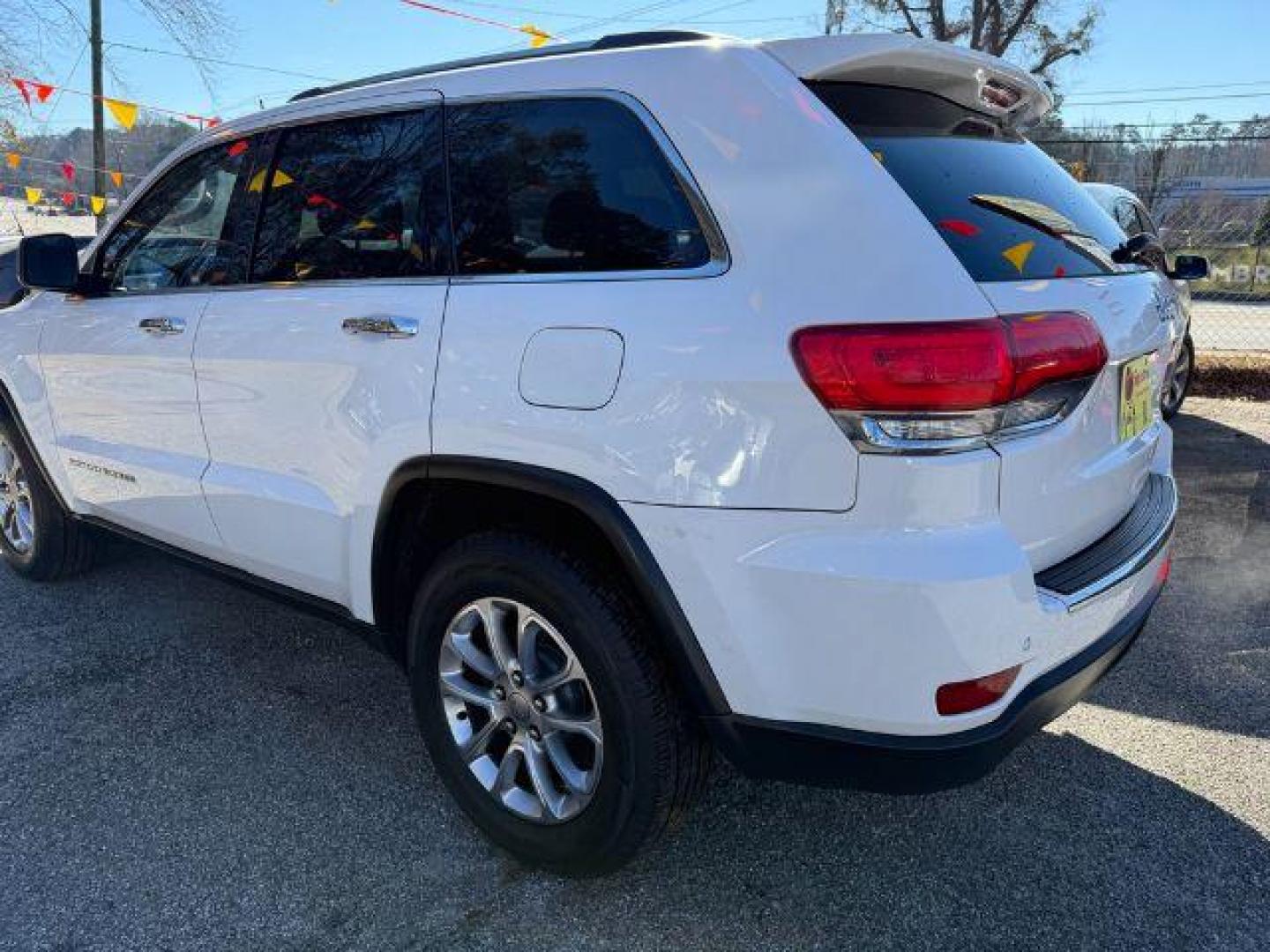 2016 White Jeep Grand Cherokee Limited 2WD (1C4RJEBG9GC) with an 3.6L V6 DOHC 24V engine, 8-Speed Automatic transmission, located at 1806 Veterans Memorial Hwy SW, Austell, GA, 30168, (770) 944-9558, 33.817959, -84.606987 - Photo#3