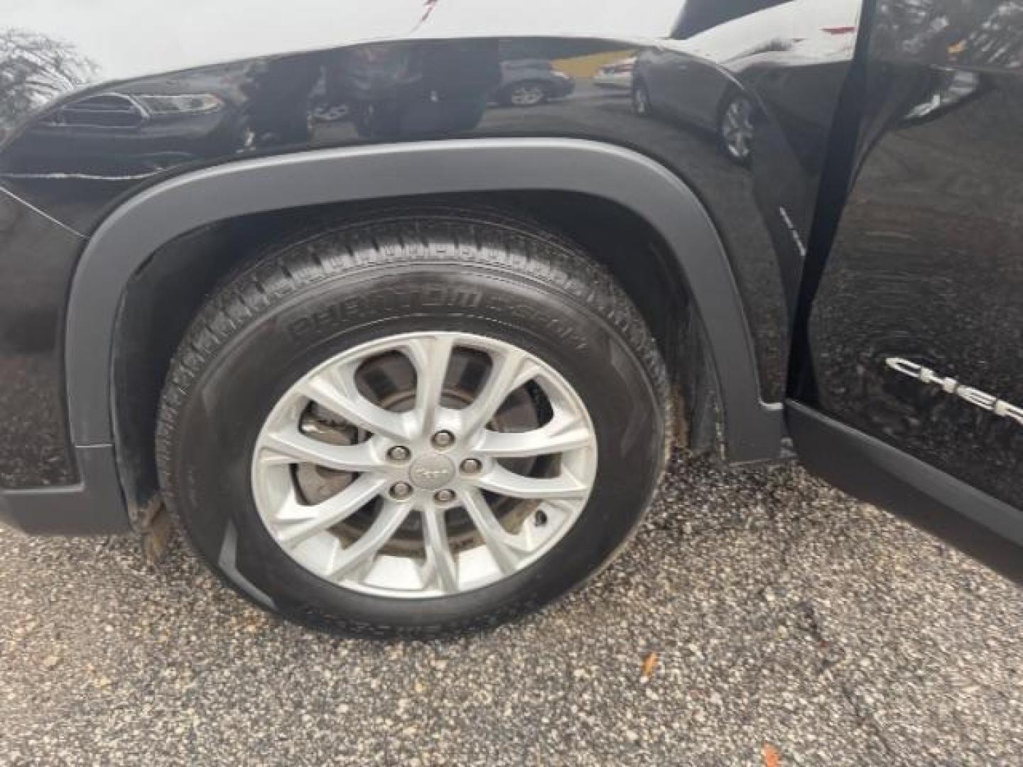 2019 Black Jeep Cherokee Latitude FWD (1C4PJLCB1KD) with an 2.4L L4 DOHC 16V engine, 9-Speed Automatic transmission, located at 1806 Veterans Memorial Hwy SW, Austell, GA, 30168, (770) 944-9558, 33.817959, -84.606987 - Photo#19