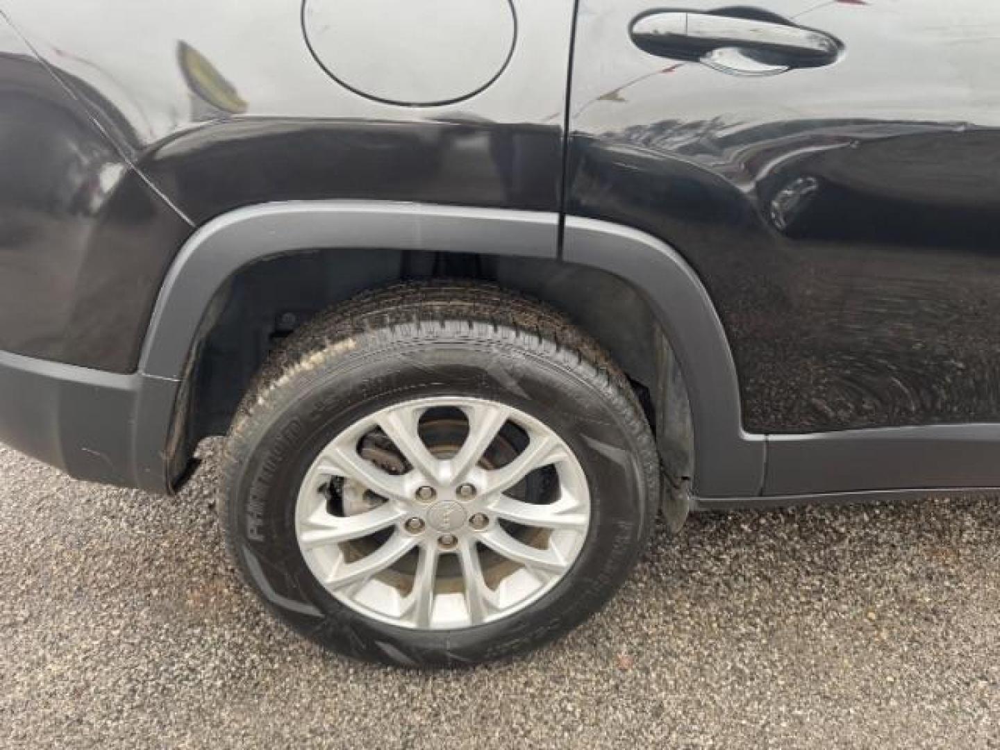 2019 Black Jeep Cherokee Latitude FWD (1C4PJLCB1KD) with an 2.4L L4 DOHC 16V engine, 9-Speed Automatic transmission, located at 1806 Veterans Memorial Hwy SW, Austell, GA, 30168, (770) 944-9558, 33.817959, -84.606987 - Photo#20