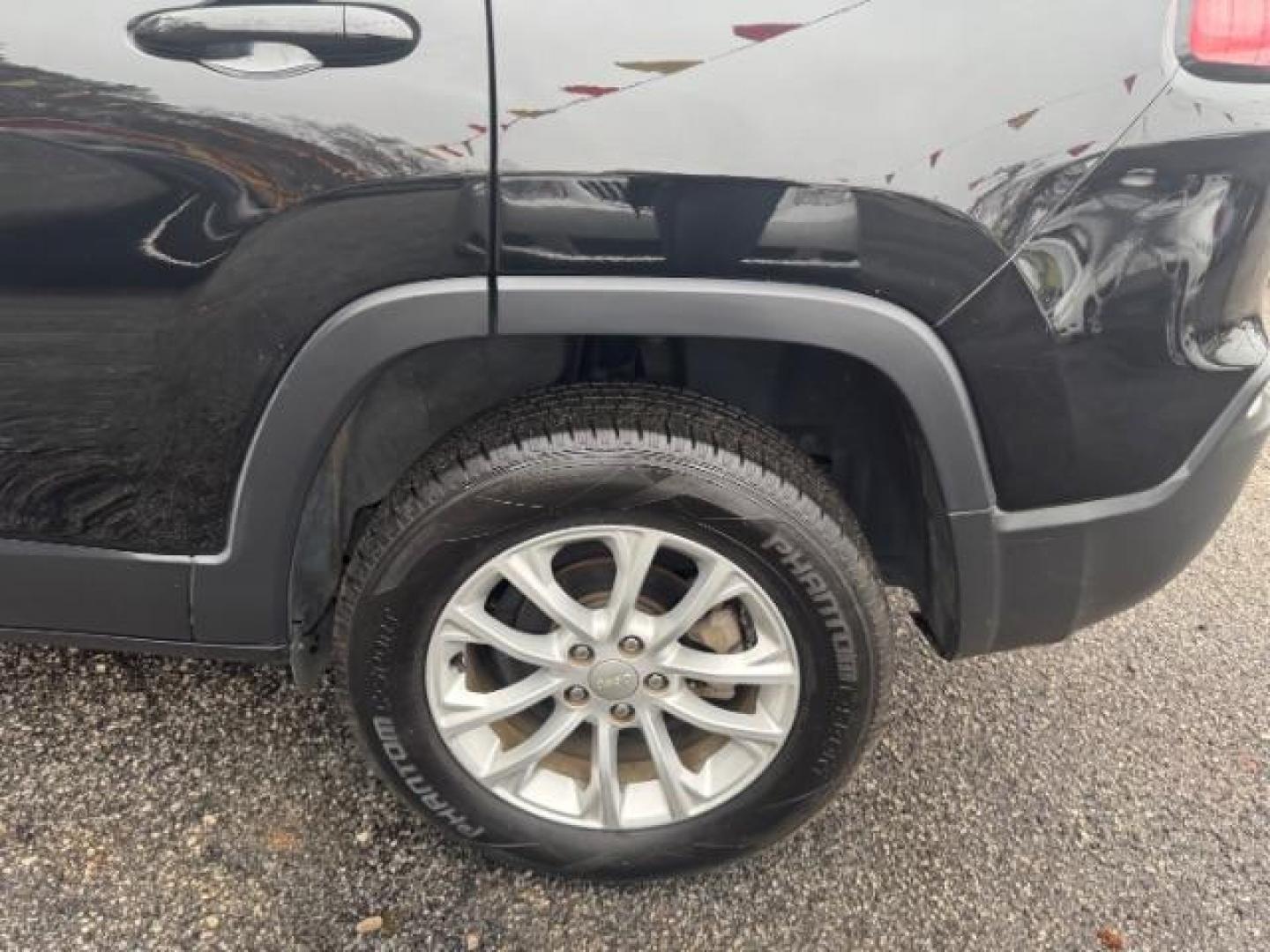 2019 Black Jeep Cherokee Latitude FWD (1C4PJLCB1KD) with an 2.4L L4 DOHC 16V engine, 9-Speed Automatic transmission, located at 1806 Veterans Memorial Hwy SW, Austell, GA, 30168, (770) 944-9558, 33.817959, -84.606987 - Photo#21