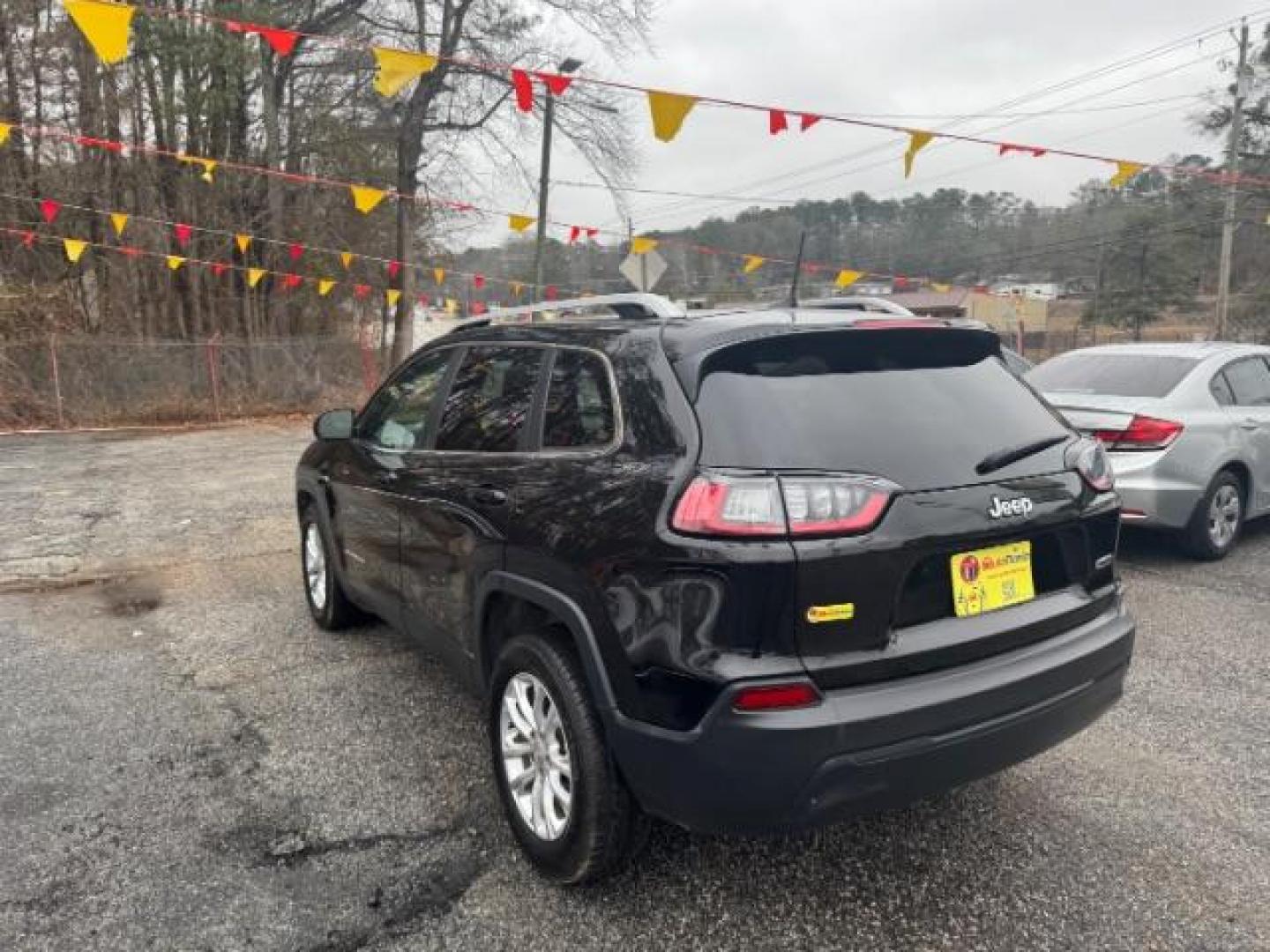 2019 Black Jeep Cherokee Latitude FWD (1C4PJLCB1KD) with an 2.4L L4 DOHC 16V engine, 9-Speed Automatic transmission, located at 1806 Veterans Memorial Hwy SW, Austell, GA, 30168, (770) 944-9558, 33.817959, -84.606987 - Photo#5