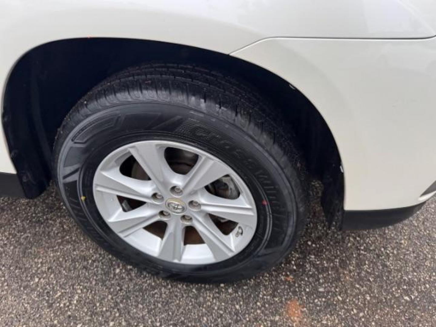 2012 White Toyota Highlander Base 2WD V6 (5TDZK3EH8CS) with an 3.5L V6 DOHC 24V engine, 5-Speed Automatic transmission, located at 1806 Veterans Memorial Hwy SW, Austell, GA, 30168, (770) 944-9558, 33.817959, -84.606987 - Photo#19